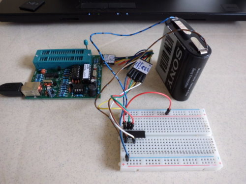The PIC is programmed using ICSP. The power is a simple battery 4,5 Volts.